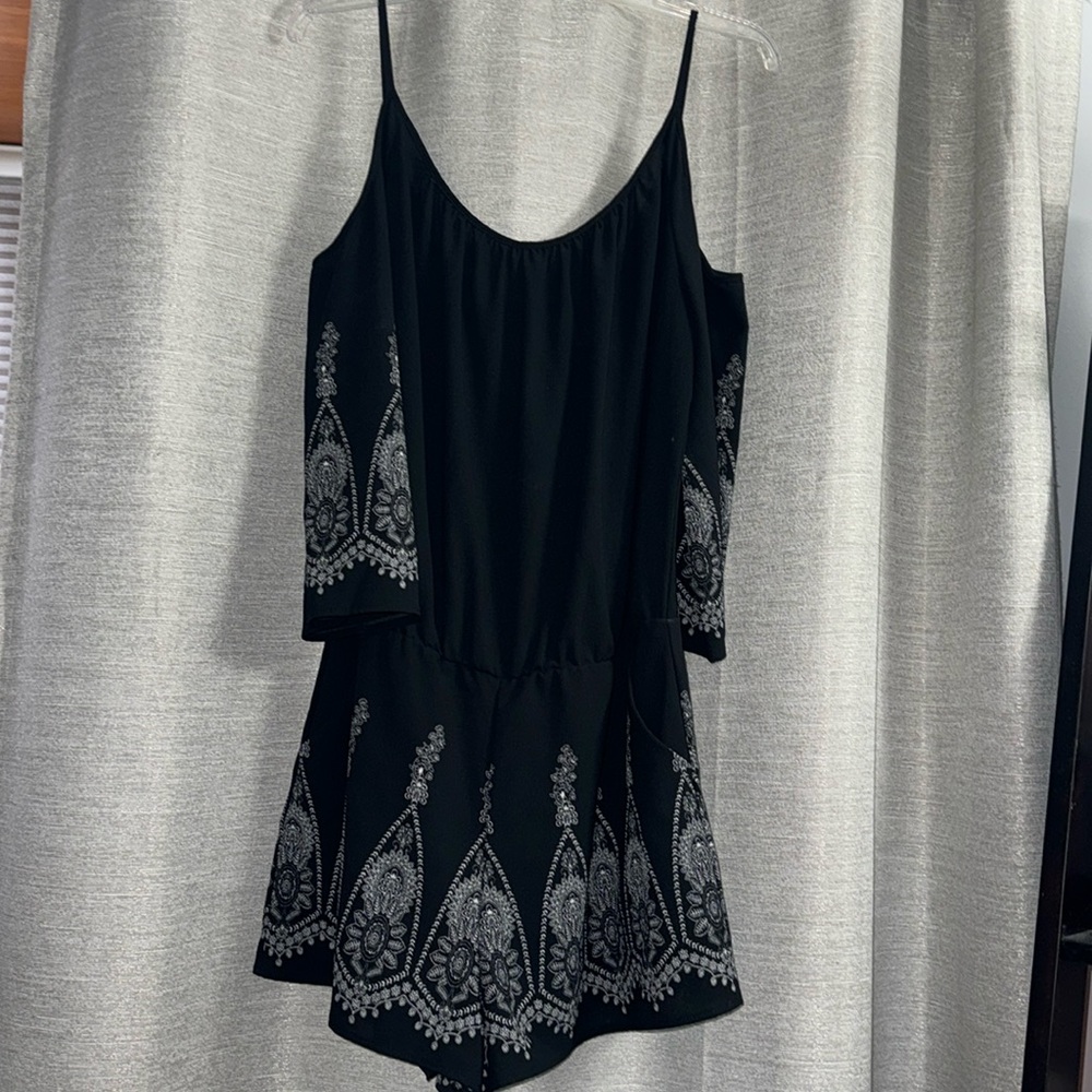 Black and white print rhomper with pockets